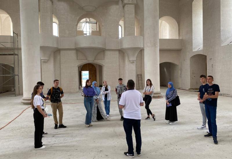 Mladi u posjeti Sabornoj crkvi Svete Trojice u Mostaru  - Mladi Mostara u posjeti bogomoljama: Neki prvi put u džamiji, neki prvi put u crkvi 