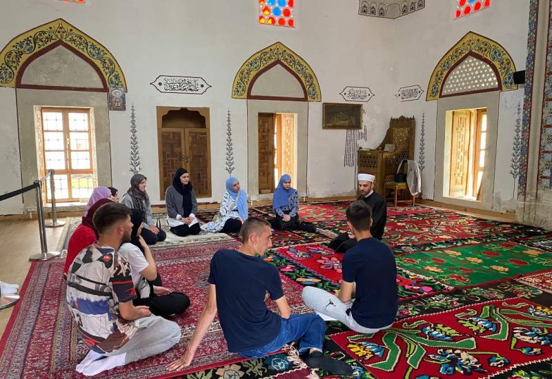 Mladi Mostara u posjeti bogomoljama: Neki prvi put u džamiji, neki prvi put u crkvi 