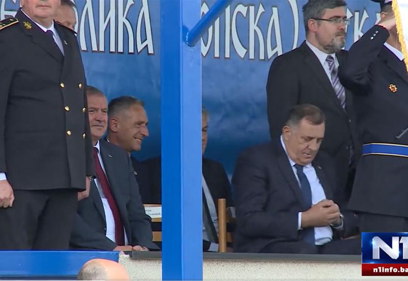 VIDEO | Dodik sjedio za vrijeme intoniranja himne BiH, pa ustao na himnu Republike Srpske