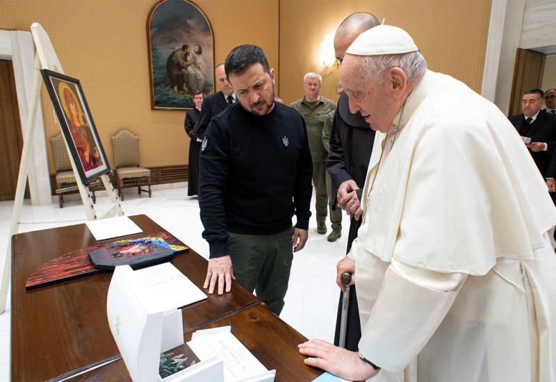 Zelenski poklonio Papi pancirni prsluk s likom Bogorodice