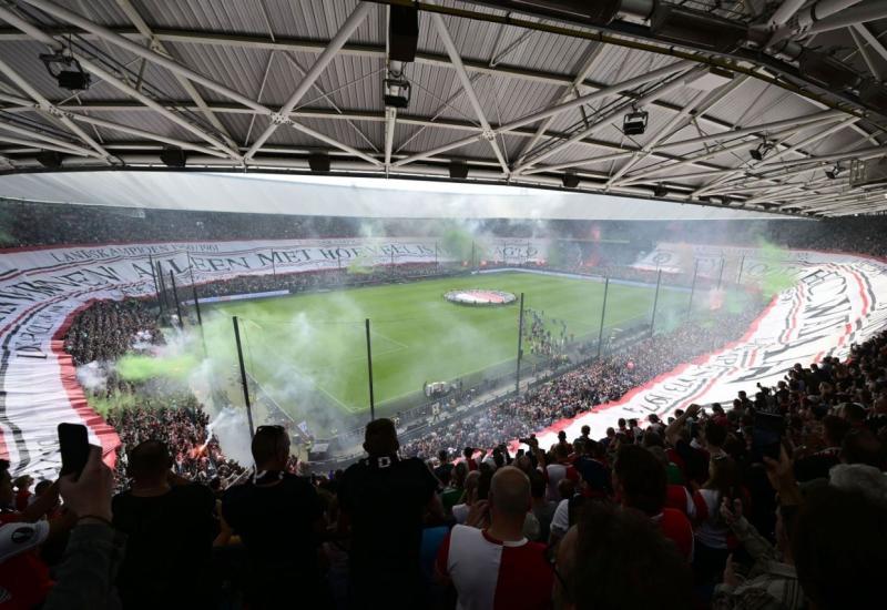 Navijači Feyenoorda razvili jedan od najvećih transparenata svih vremena