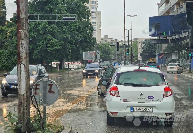 Vodeni kanali stvorili probleme u Dubrovačkoj ulici - Mostar: Vodeni kanali stvorili probleme u Dubrovačkoj ulici
