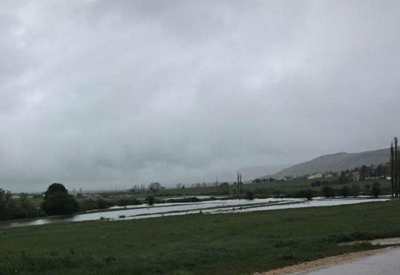 Tomislavgrad: Obilna kiša ugrozila nekoliko pomoćnih objekata