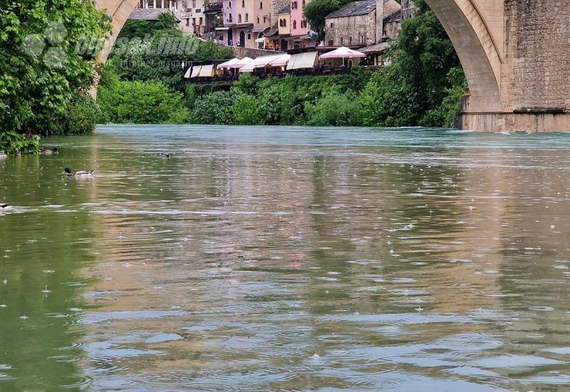 Neretva prekrila plato ispod Starog mosta, Radobolja prijeti restoranima
