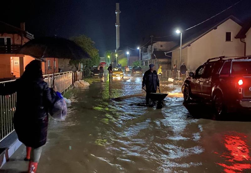 Poplave u USK - USK: Voda ušla u kuće, Crveni križ šalje pomoć