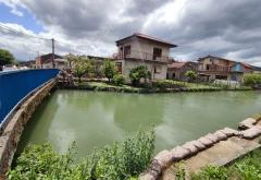 FOTO/VIDEO | Vreće za obranu od poplava postavljene na Trebižatu: Voda ulazi u dvorišta i podrume