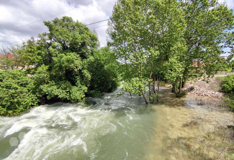 Vatrogasci postavili vreće za obranu od poplava na obalama rijeke Trebižat - FOTO/VIDEO | Vreće za obranu od poplava postavljene na Trebižatu: Voda ulazi u dvorišta i podrume