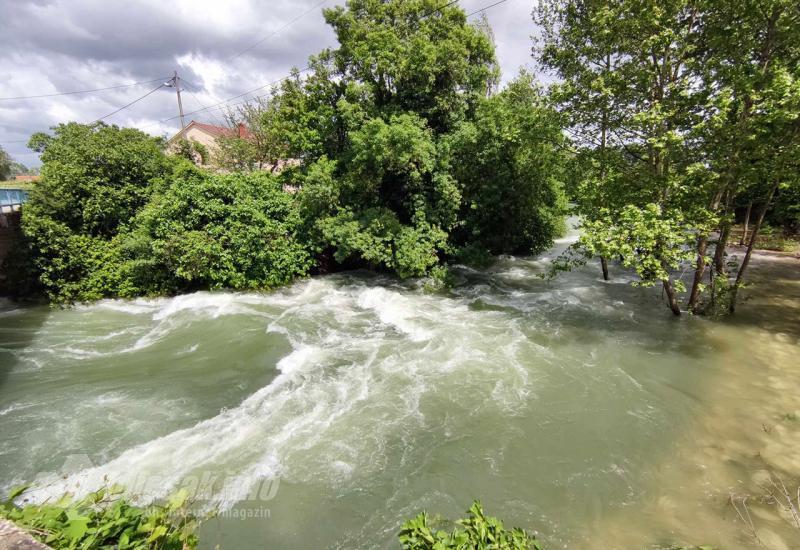 Vatrogasci postavili vreće za obranu od poplava na obalama rijeke Trebižat - FOTO/VIDEO | Vreće za obranu od poplava postavljene na Trebižatu: Voda ulazi u dvorišta i podrume
