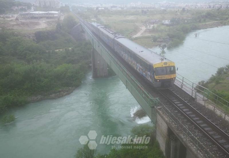 VIDEO | "Crveni" vlak navijača krenuo iz Mostara 