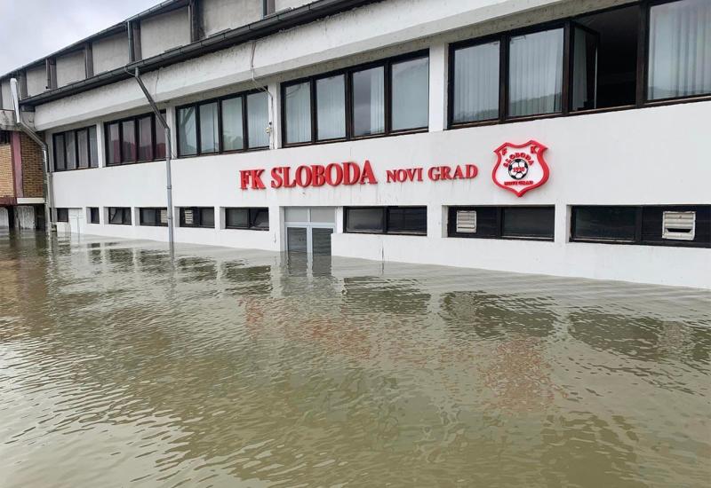VIDEO | Evakuirani nogometaši Slobode - stadion završio potpuno pod vodom