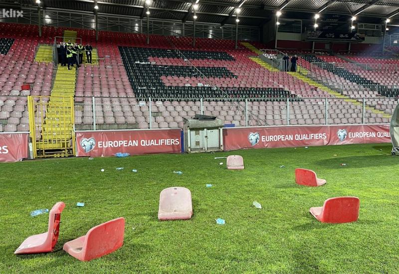 Uništene stolice na stadionu u Zenici - Nogometni savez BiH fakturirat će Veležu račun za štetu na stadionu u Zenici