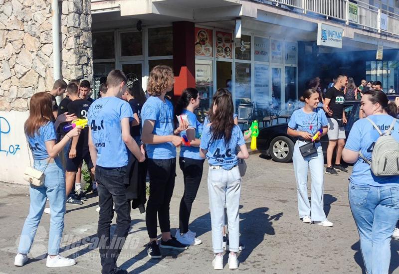 Norijada u Čapljini - Pjesmom i zabavom čapljinski maturanti proslavljaju zadnji dan škole