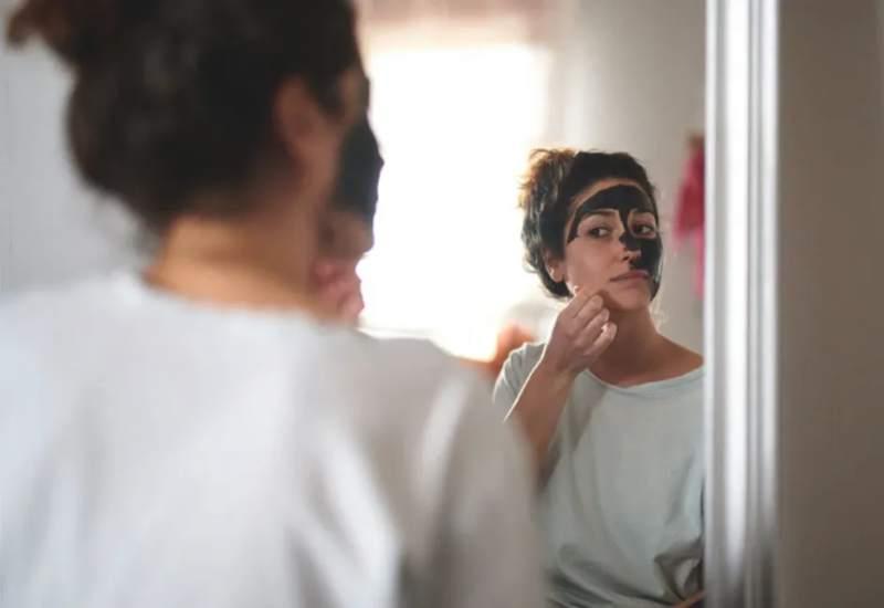 Žena skida masku s lica - Prirodna maska za čišćenje pora