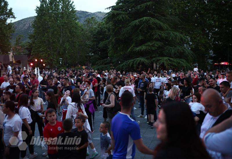 VIDEO | Užarena atmosfera pred Kosačom - navijači čekaju prvake za zajedničku proslavu!