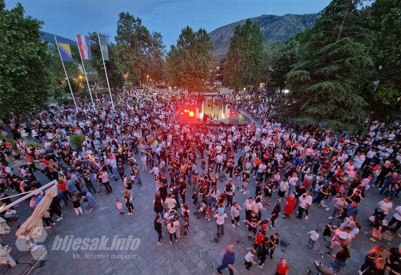 VIDEO | Užarena atmosfera pred Kosačom - navijači čekaju prvake za zajedničku proslavu!