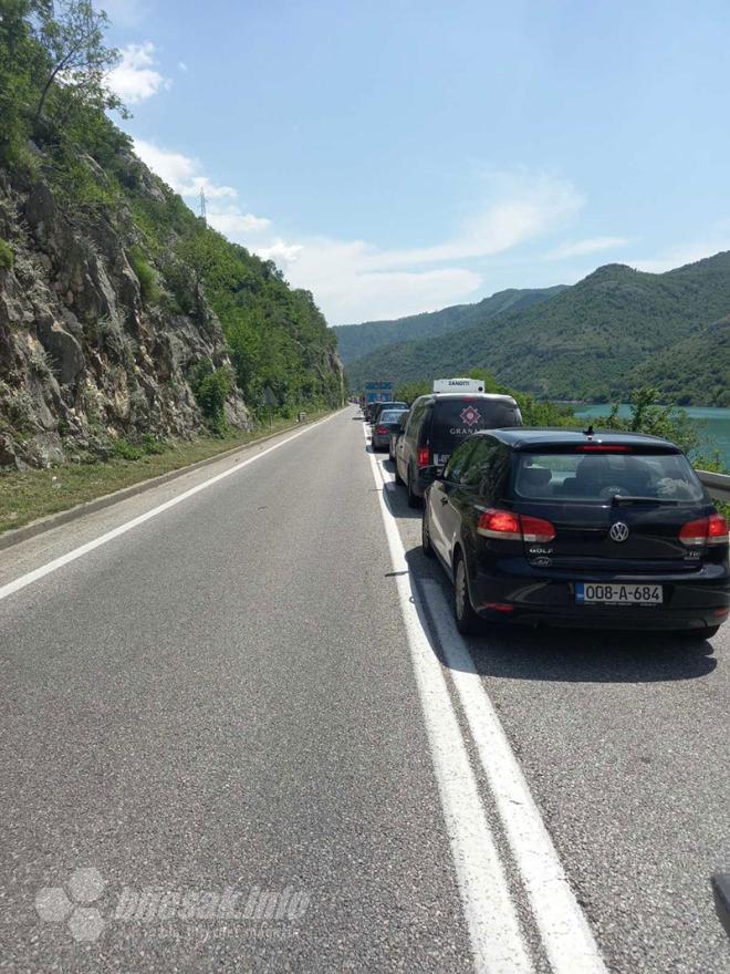 Gužva na magistralnoj cesti M-17 - Ogromna gužva na magistralnoj cesti Jablanica-Mostar
