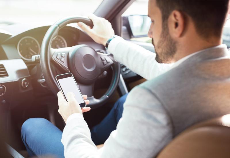 Veliki broj mladih vozača priznaje da za upravljačem gleda videozapise na pametnim telefonima!
