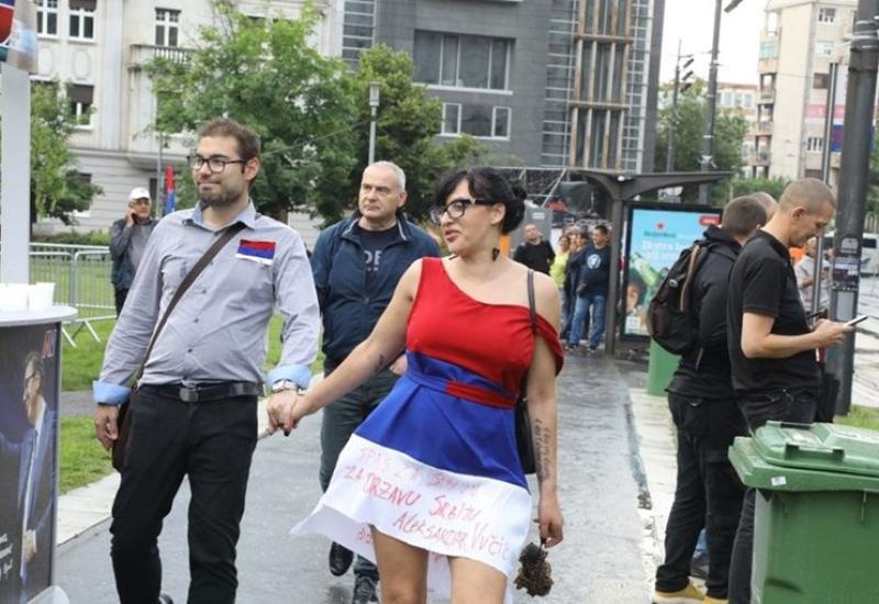 Prosvjednici su ogrnuti srpskim zastavama, - Na skupu u Beogradu i pjevačica Jelena Karleuša, a neki došli zbog 30 eura