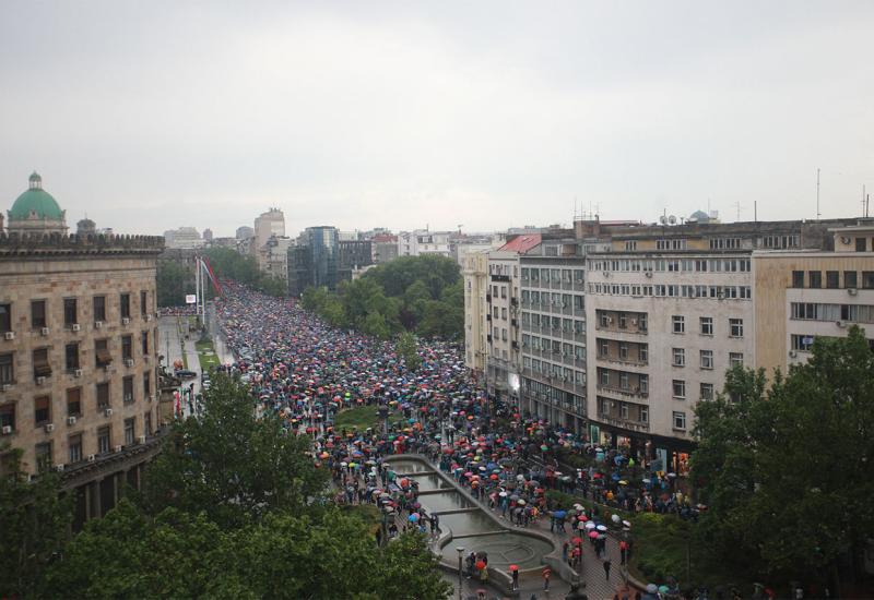 Završen prosvjed u Beogradu, ispred RTS-a i dalje napeto