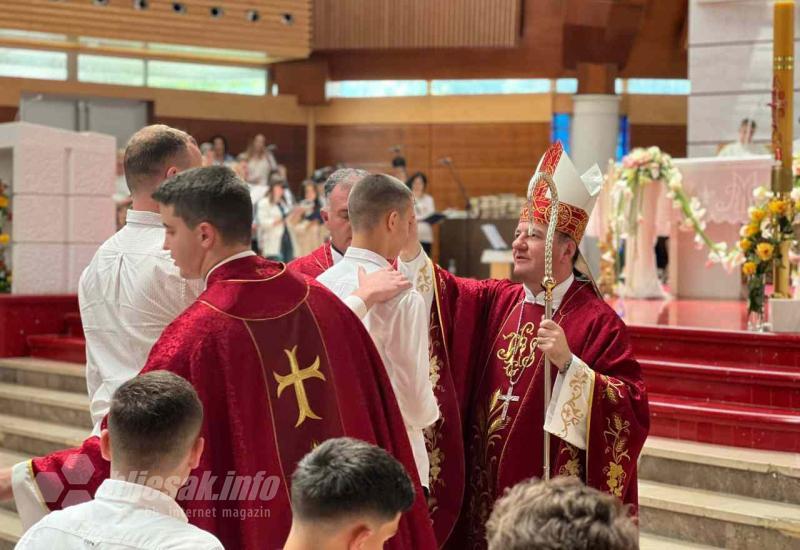 Sveta potvrda u Župi Marije Majke Crkve- Katedrala - Mostar: Sakrament Svete potvrde za 93 krizmanika 