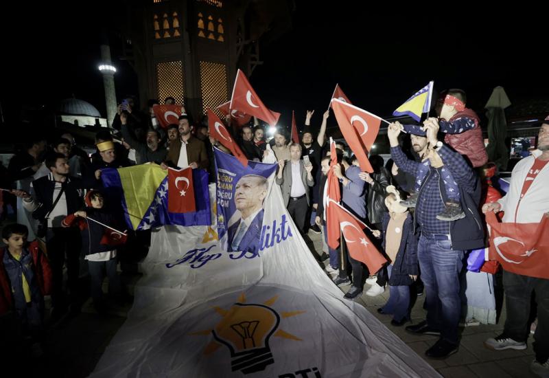 Slavlje na ulicama Sarajeva nakon Erdoganove pobjede na izborima u Turskoj
