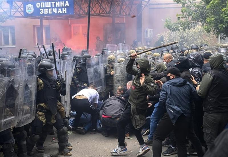 Sukobi prosvjednika i policije na Kosovu - Sukob Srba i KFOR-a na Kosovu, odjekuju pucnjevi i detonacije