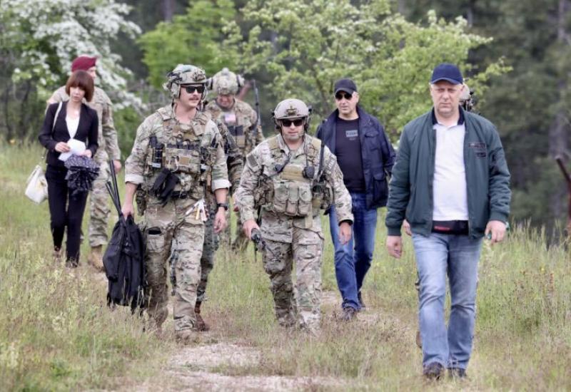 Dva B-1B Lancer bombardera Zračnih snaga Sjedinjenih Američkih Bombarderi su preletjela Sarajevo. - Američki bombarderi izvršili prelet iznad Bosne i Hercegovine