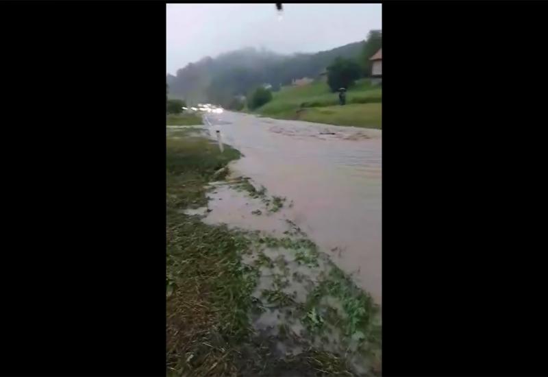 Zbog poplave zatvoren promet na M-17