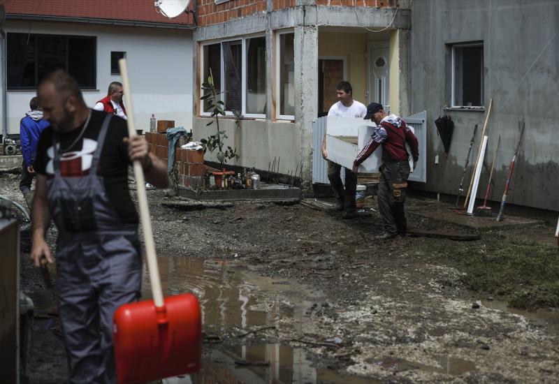 Velika šteta od poplava: Mještani čiste poplavljene kuće, ceste i dvorišta