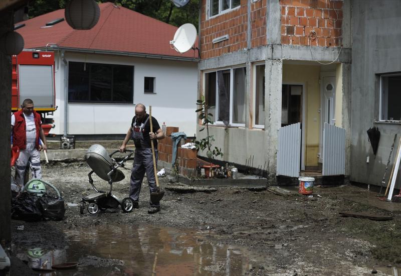 Mještani čiste poplavljene kuće, puteve i dvorišta - Velika šteta od poplava: Mještani čiste poplavljene kuće, puteve i dvorišta