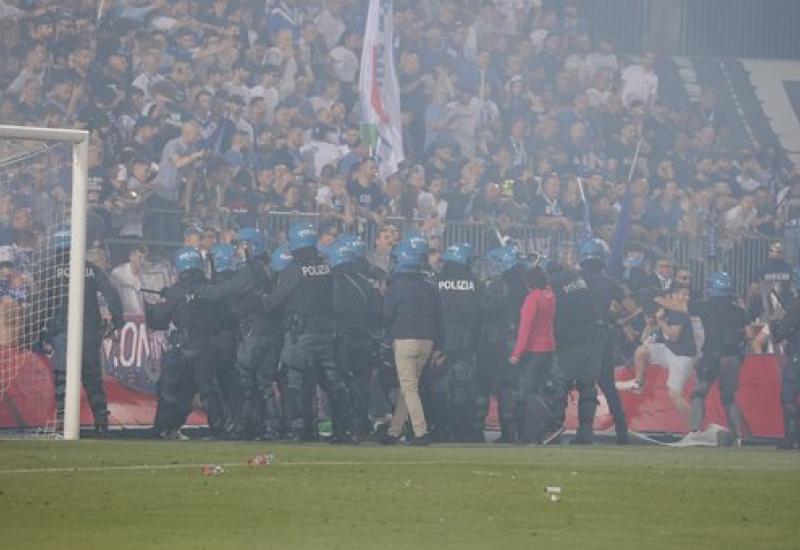 VIDEO I Brescia ispala u treću ligu, navijači napravili kaos 