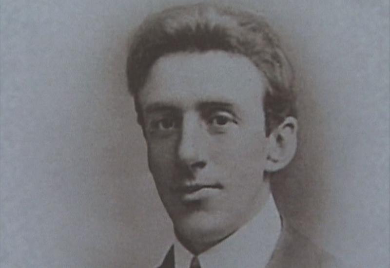 Wallace Hartley ( 2. lipnja 1878., Colne, Velika Britanija - 15. travnja 1912., Atlanski okean) - Wallace Hartley, čovjek koji je svirao na Titanicu do zadnjeg daha
