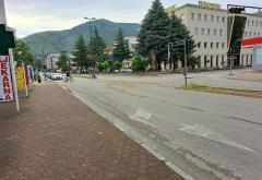 FOTO | Krateri na cesti u Mostaru - kamenje 'frca' na sve strane