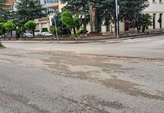 FOTO | Krateri na cesti u Mostaru - kamenje 'frca' na sve strane