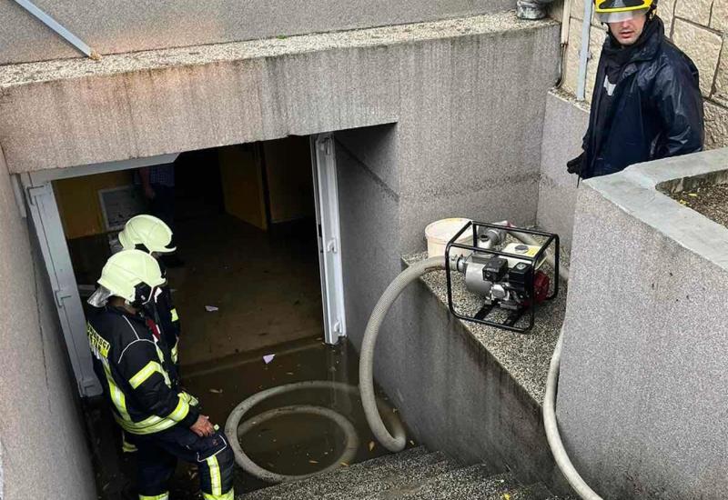 FOTO | Mostarski vatrogasci ispumpavaju vodu iz objekata