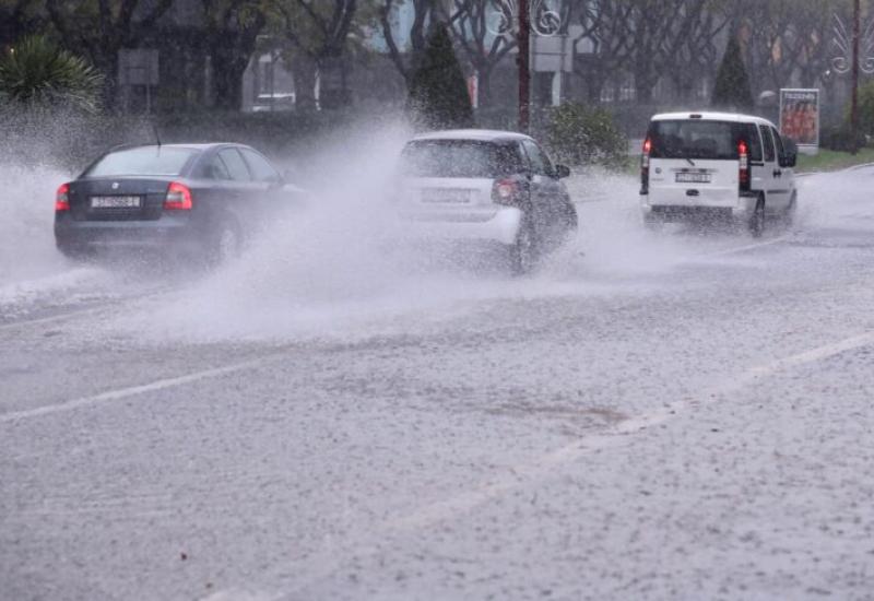 Nevrijeme u Splitu - Snažno nevrijeme pogodilo Split: poplavljene ceste, semafori ne rade