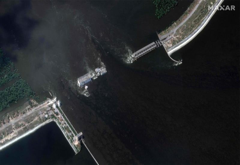 Otprilike 14.000 kuća je poplavljeno nakon što je pukla ukrajinska brana Kahovka, a oko 4300 ljudi je evakuirano - Objavljene nove satelitske snimke, grad je gotovo potpuno potopljen! 