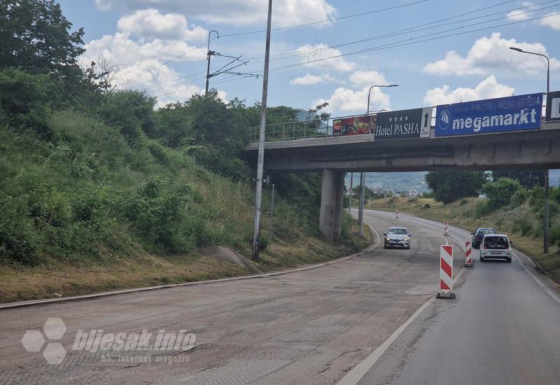 Pripremanje za asfalt na mostarskoj ulici - Došao je i taj dan: Asfalt na najproblematičnoj cesti u Mostaru