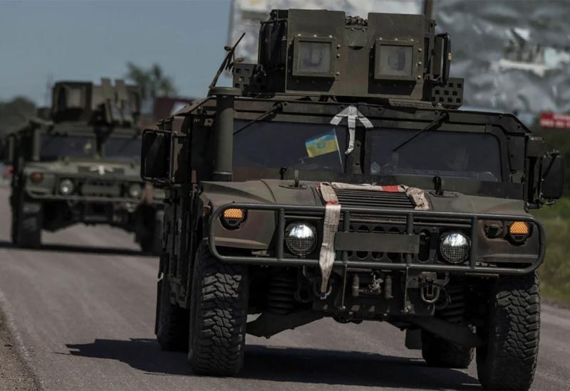Ukrajinska oklopna vozila - Američki mediji: Ofenziva je već počela, vode se žestoke borbe na jugu