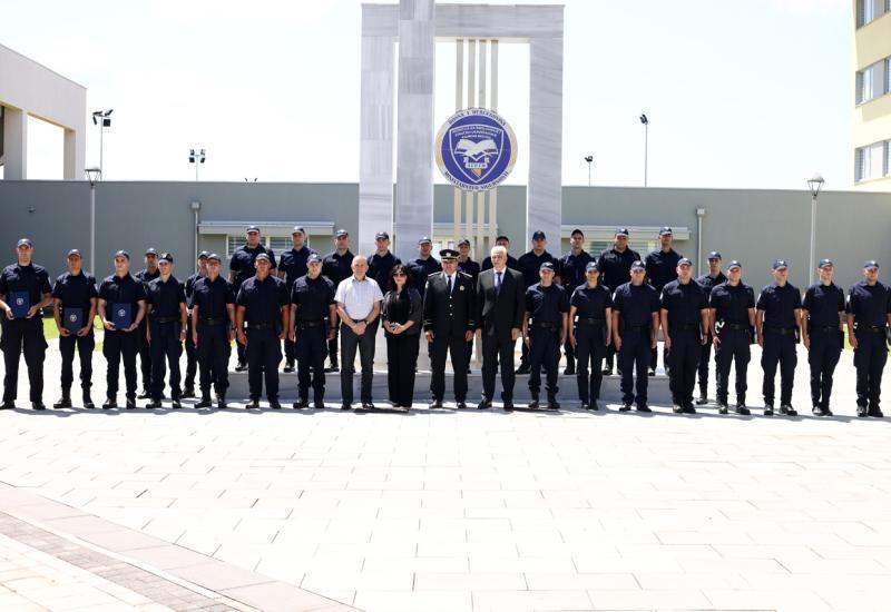 FOTO | MUP ŽZH dobio 30 novih policajaca