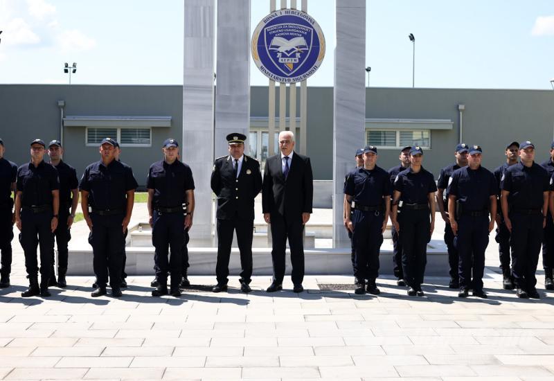 FOTO | MUP ŽZH dobio 30 novih policajaca
