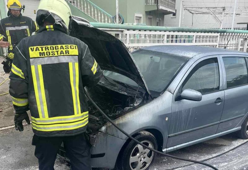Mostar: Automobil se zapalio u vožnji