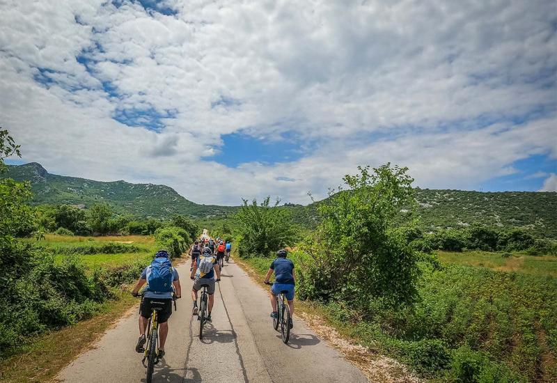 Jedna od najatraktivnijih cikloturističkih ponuda u Hercegovini jeste i Ćiro staza - Biciklisti promovirali Ćiro stazu od Hutova do Neuma