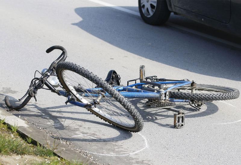 Djevojčica iz Konjica biciklom udarila u parkirano vozilo, upućena u SKB Mostar na liječenje