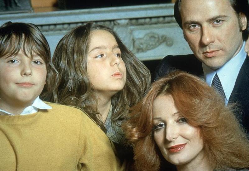 Berlusconi s obitelji 1979. godine - Tko je bio Berlusconi: Od pjevača na kruzeru do tajkuna