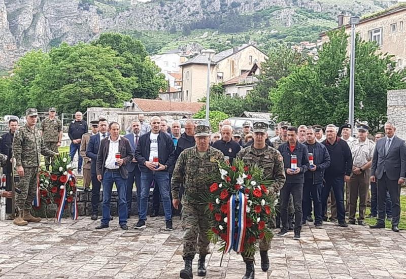 Livno: U čast Prve gardijske brigade HVO-a položeni vijenci i zapaljene svijeće