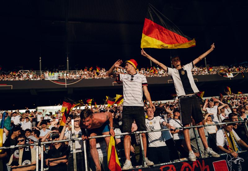 Njemački navijači - Spektakl u Bremenu sa šest golova u jubilarnoj utakmici Njemačke