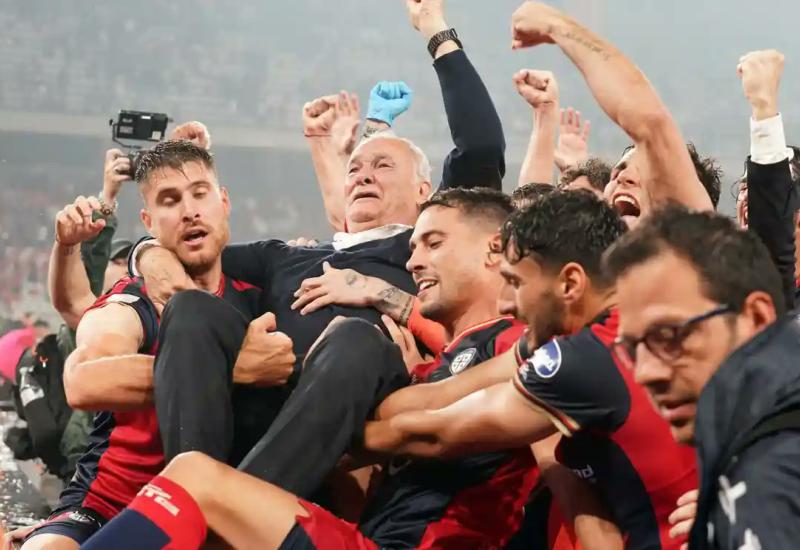 Claudio Ranier, trenerska legenda, na rukama igrača Cagliarija - Ranieri u suzama nakon uspjeha s Cagliarijem
