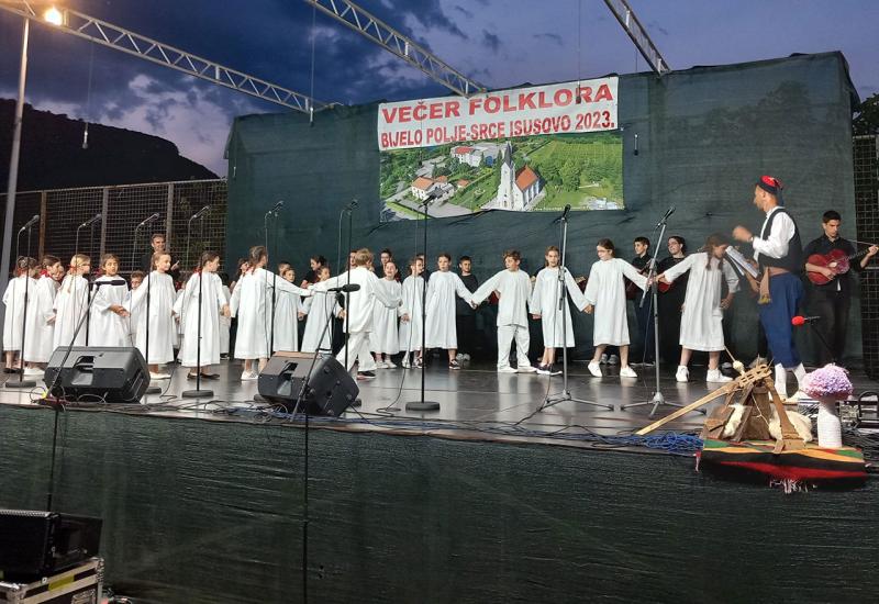 HKUD Katedrala: Silne simpatije za najmlađe društvo na smotri folklora