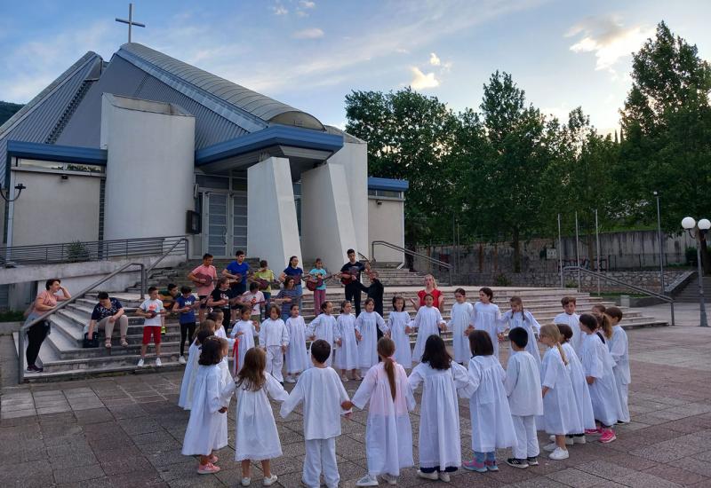 HKUD Katedrala: Silne simpatije za najmlađe društvo na smotri folklora